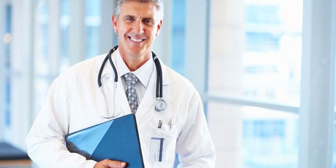 طبيب يعالج فطريات الأظافر