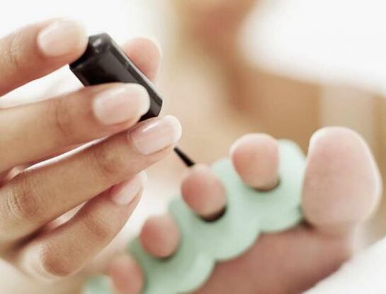 علاج الأظافر باستخدام طلاء الأظافر من العدوى الفطرية